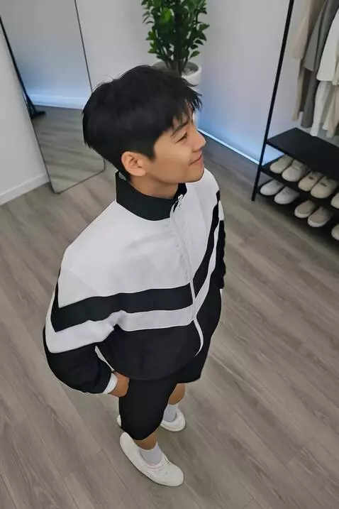 AI Video from prompt: Pria berdiri menghadap kamera dengan senyum mani