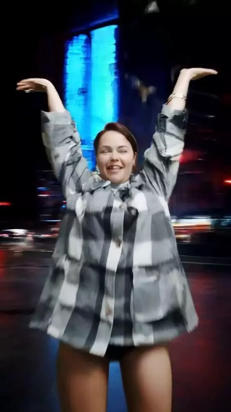 AI Video from prompt: A glamorous, confident woman in a luxurious desi