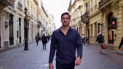 AI Video from prompt: Человек ид к по улице