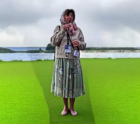 AI Video from prompt: Экскурсовод женщина рассказывает и показывает