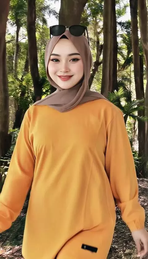 AI Video from prompt: Model tersebut berada di tengah hutan dan berjal
