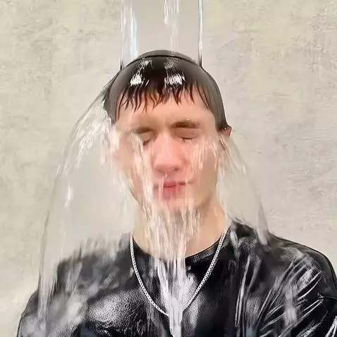 AI Video from prompt: На этого человека выливается ведро воды.