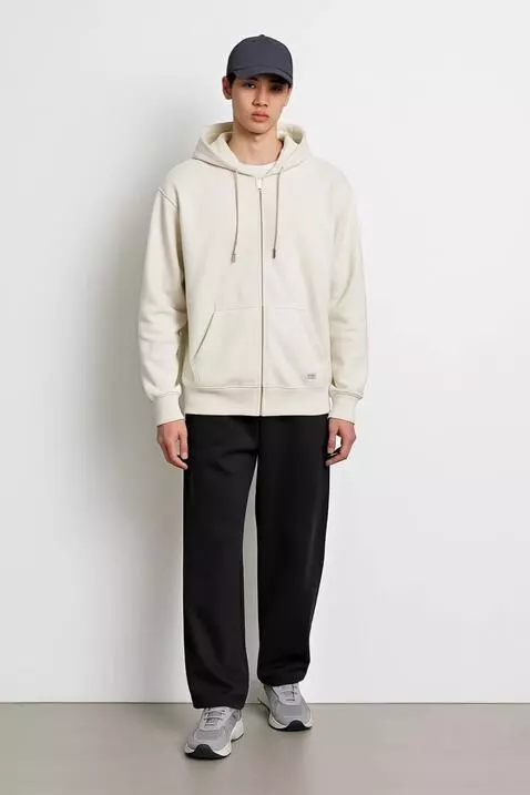 AI Video from prompt: model tersebut berjalan ke depan kamera dengan p