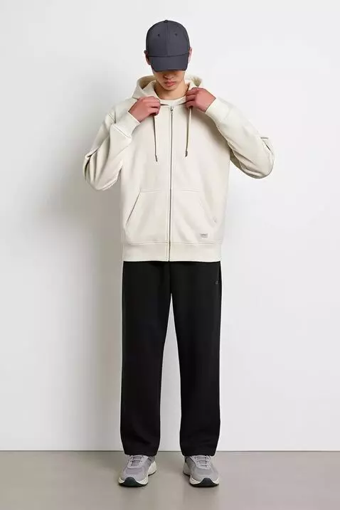 AI Video from prompt: berpose modeling yang sedang mempromosikan sweat