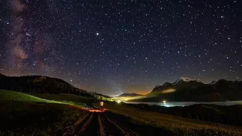 AI Video from prompt: сколько звёзд на небе синем сколька песчинак на 