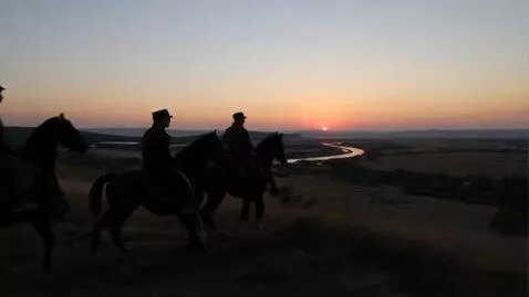 AI Video from prompt: там вдали за рекой зажигались огни в небе ясном 