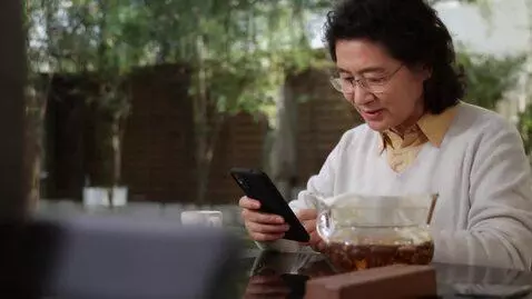 AI Video from prompt: Человек ест смартфон