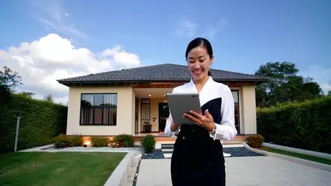 AI Video from prompt: perona vendiento una inmoviliaria como una casa 