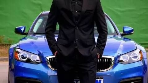 AI Video from prompt: Buatkan video seorang pemuda gsnteng memakai jas