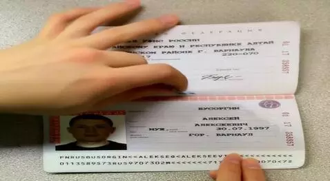 AI Video from prompt: человек на картинке начинает крутить головой в р