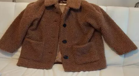 AI Video from prompt: Красивая романтичная женщина европейского типа и