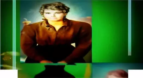 AI Video from prompt: демонстрирует новое модельное красное платье