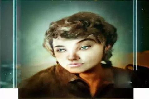 AI Video from prompt: демонстрирует новое модельное красное платье