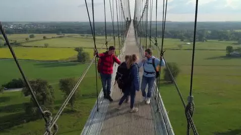 AI Video from prompt: Отец с двумя подростками сыном и дочерью перебир