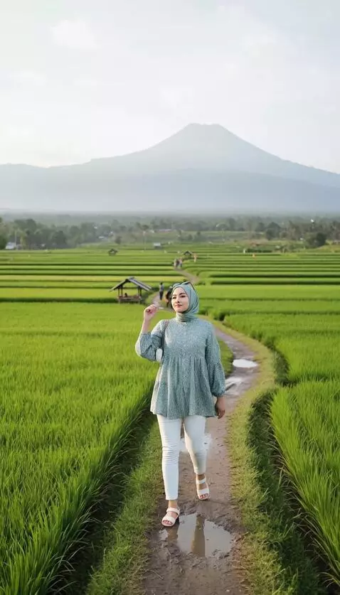 AI Video from prompt: Wanita tersebut menikmati pemandangan sawah samb