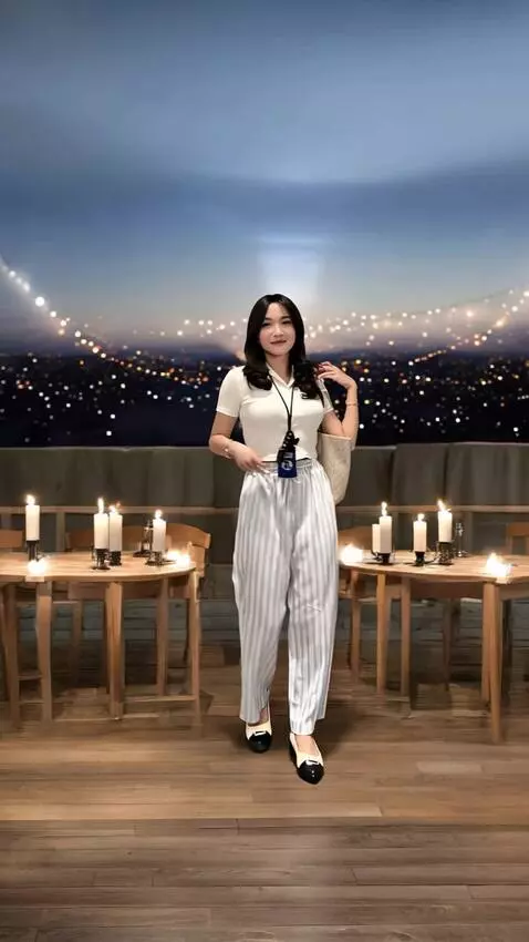 AI Video from prompt: Wanita berjoget dan gerakannya elegan jangan ber