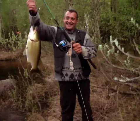 AI Video from prompt: поймал огромную рыбу