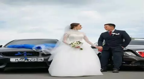 AI Video from prompt: они идут в машине едут