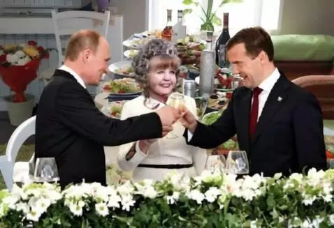 AI Video from prompt: Женщина улыбается, путин и медведев её поздравля