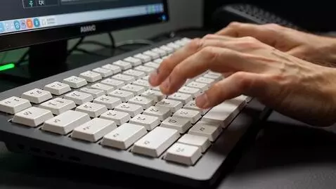 AI Video from prompt: Сценарий 15-секундного ролика:  0-5 сек: Макрось