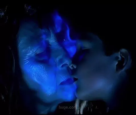 AI Video from prompt: Пожилая снежная королева целуется с юношей в зас