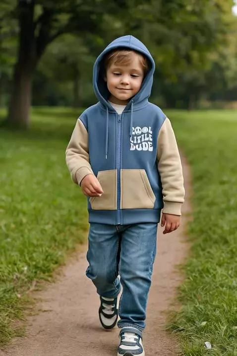 AI Video from prompt: seorang anak sedang berjalan sambil bergaya memp