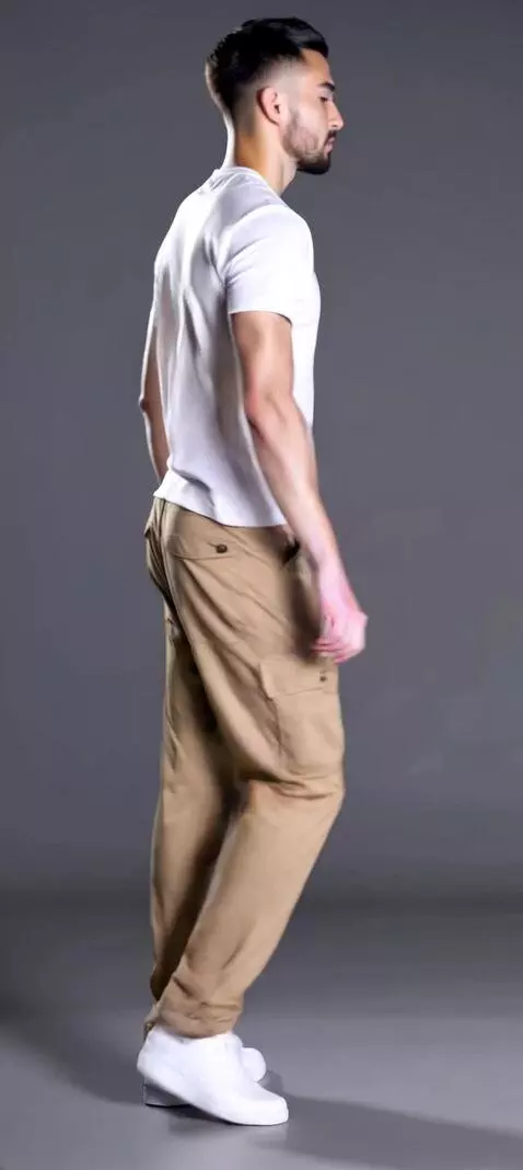 AI Video from prompt: Seorang model pria sedang melakukan gerakan pose