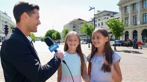 AI Video from prompt: *Сцена** – яркий городской парк или улица, солне