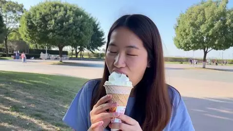 AI Video from prompt: eat icecreame