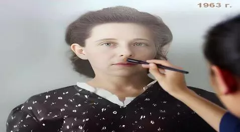 AI Video from prompt: Лёгкая улыбка, приветствие поднятой руки.