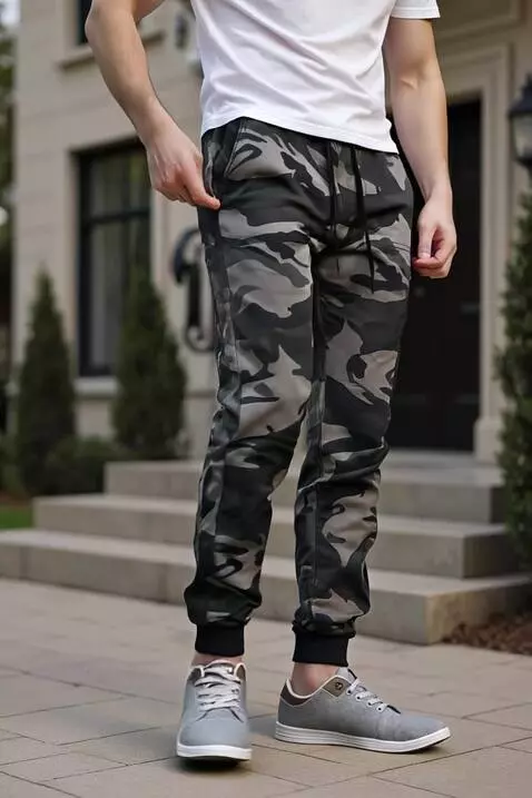 AI Video from prompt: Celana tersebut sedang di review di depan kamera