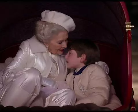 AI Video from prompt: Пожилая снежная королева целуется с парнем в губ