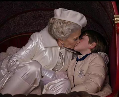 AI Video from prompt: Пожилая снежная королева целуется с парнем в губ