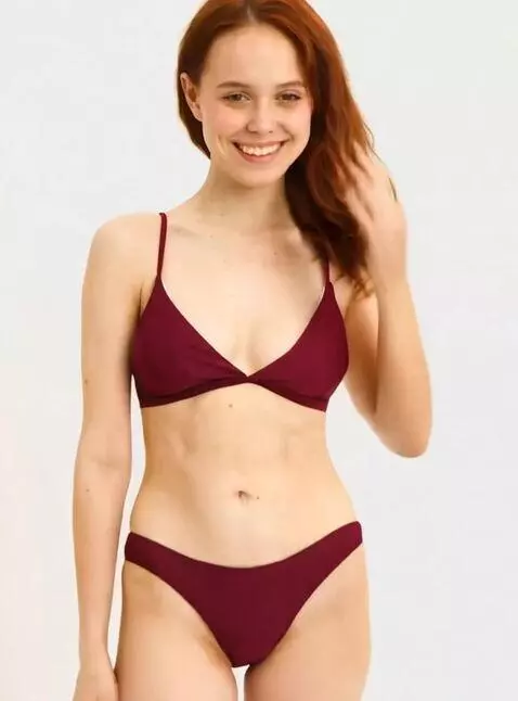 AI Video from prompt: девушка смешно чихает