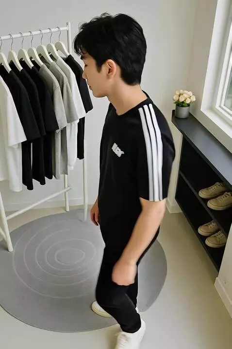 AI Video from prompt: Badan menoleh ke samping kanan dan kiri ke arah 