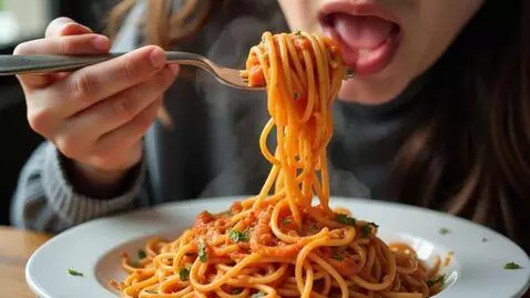 AI Video from prompt: Начинает есть спагети