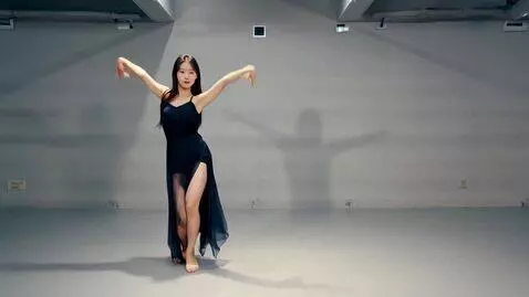 AI Video from prompt: seorang gadis cantik berjoget