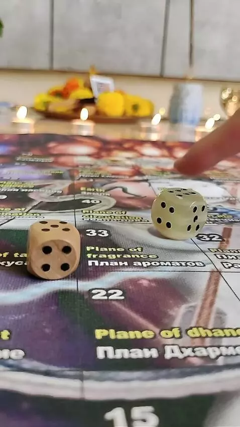 AI Video from prompt: задний план темно, видны свечи вдали, крупный пл