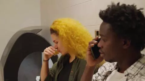 AI Video from prompt: 黑人和黄女在厕所里面做事情