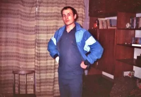 AI Video from prompt: к человеку подошёл двойник . клон