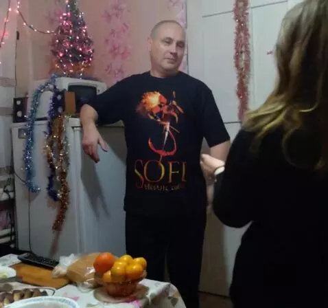 AI Video from prompt: к человеку подошла женщина и обняла