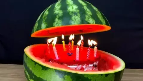 AI Video from prompt: сгенерируй поздравление с днем рождения. взрываю