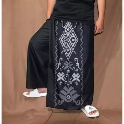 AI Video from prompt: buatkan sarung tersebut disertai seluruh badan s