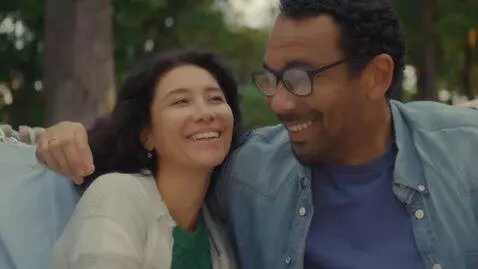 AI Video from prompt: uçan araba üzerinde 2 kişi