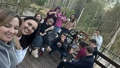 AI Video from prompt: Эти люди пьют, дерутся, ругаются