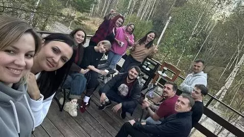 AI Video from prompt: Эти люди напились и лежат пьяные.