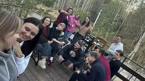 AI Video from prompt: Эти люди танцуют танец гопак