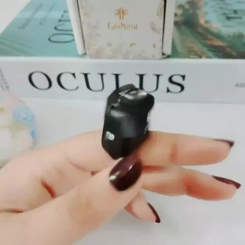 AI Video from prompt: gambar  cincin bergerak mengikuti gerakan jari, 