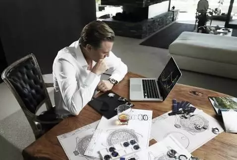 AI Video from prompt: 0-3 сек: Крупный план на Лео. Он сидит за столом