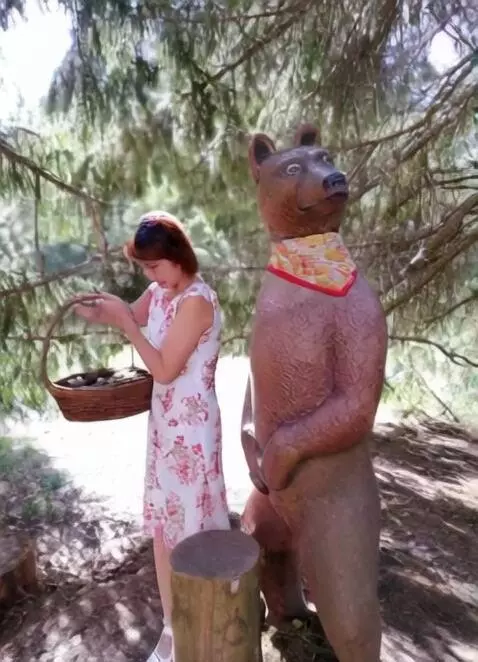 AI Video from prompt: протягивает корзину медведю